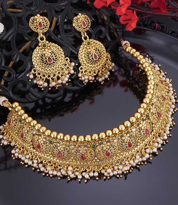 Design :- Bridal Jewelry

Material :- Copper-Brass

Stone Color :-White-Maroon

Plating color :- Antique Gold

Products Includes:-

Earrings (Push Back),

Choker Necklace (Adjustable Thread)