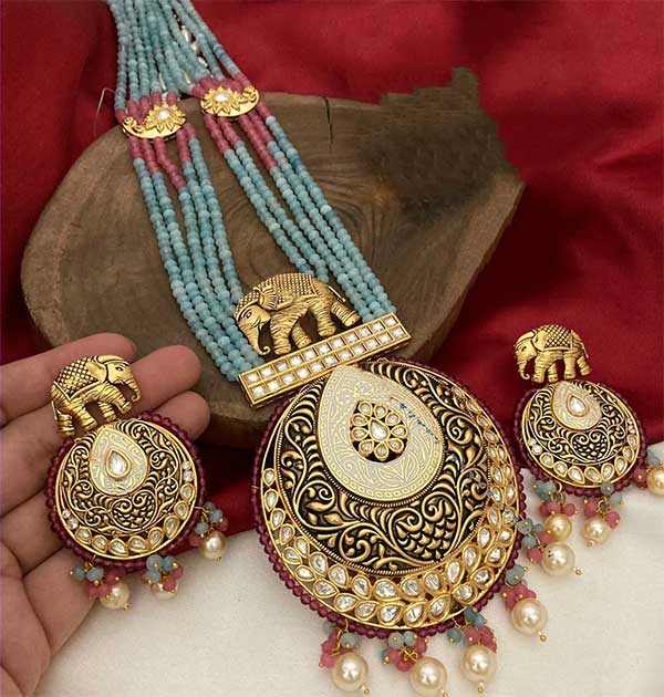 Glass Kundan

Hydro beads 

Pearls

Elephant pendant set

Cluster pearls

Gold plated