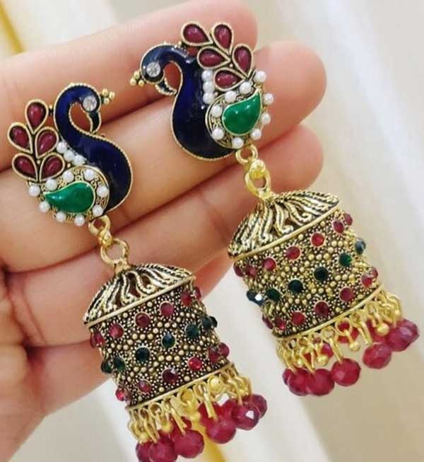 Base Metal: Brass
Plating: Gold Plated
Stone Type: Pearls
Sizing: Adjustable
Type: Jhumkhas
Country of Origin: India