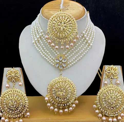 Beautiful Premium Quality Jewellery Set With Maang Tika