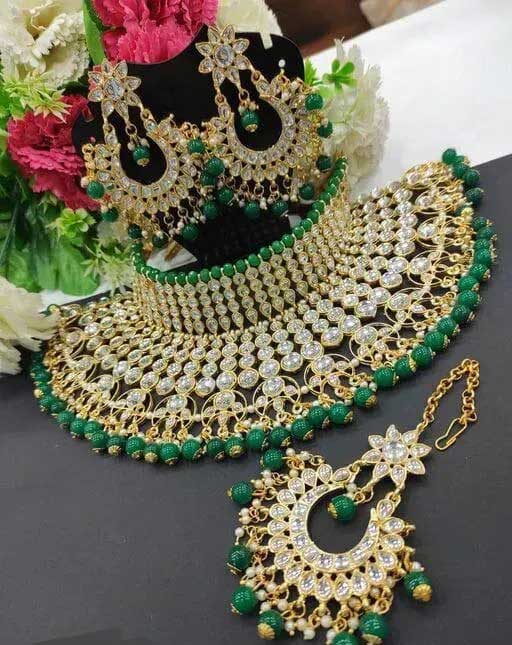 Base Metal : Alloy

Plating : Gold Plated

Type : Necklace Earrings Maangtika

Net Quantity (N) : 1

Country of Origin : India