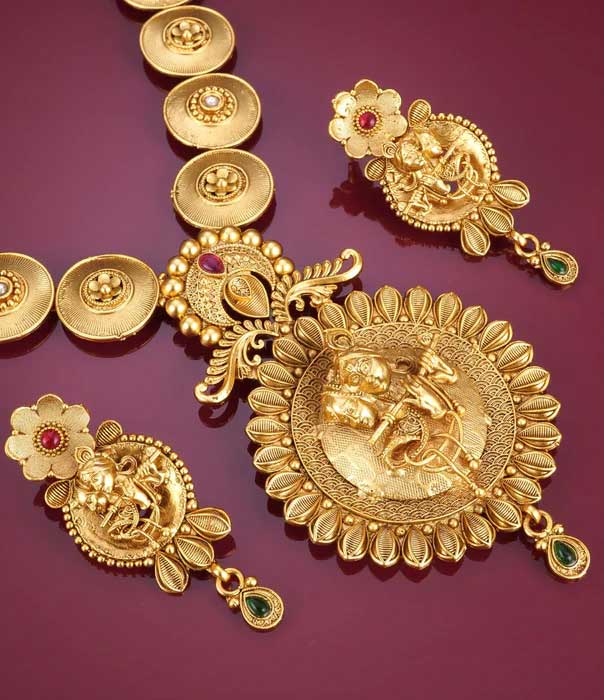 Design :- Bridal Jewelry

Material :- Copper-Brass

Stone Color :-Maroon-Green

Plating color :- Antique Gold

Products Includes:-

Earrings (Push Back),

Choker Necklace (Adjustable Thread) 