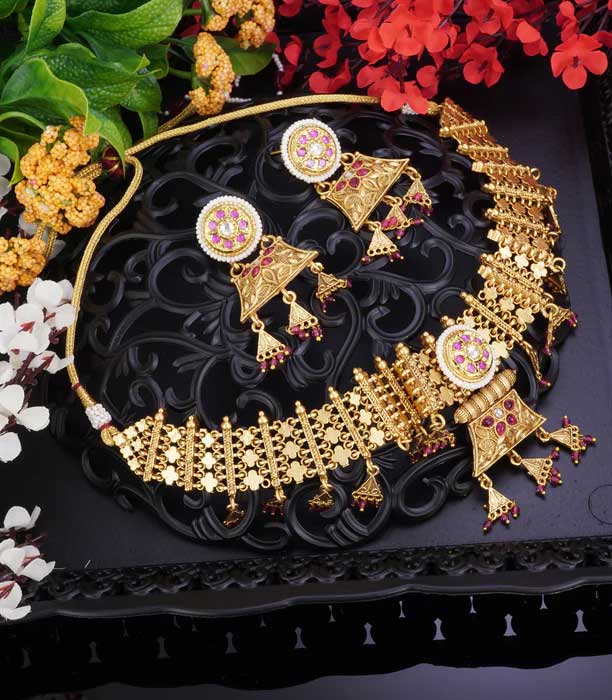 
Design :- Bridal Jewelry

Material :- Copper-Brass

Stone Color :- Maroon-Pink

Plating color :- Antique Gold

Products Includes:-

Earrings (Push Back),

Choker Necklace (Adjustable Thread)