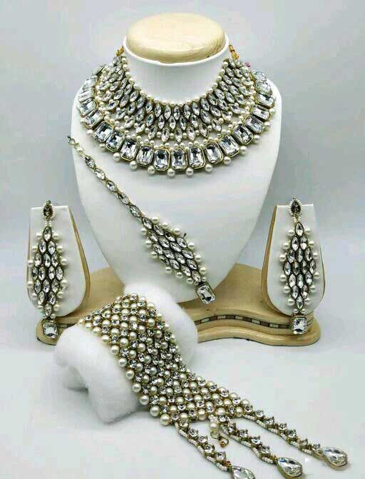Base Metal: Brass

Plating: Gold Plated

Stone Type: Kundan

Sizing: Adjustable

Type: Necklace Earrings Bracelet

Net Quantity (N): 1

