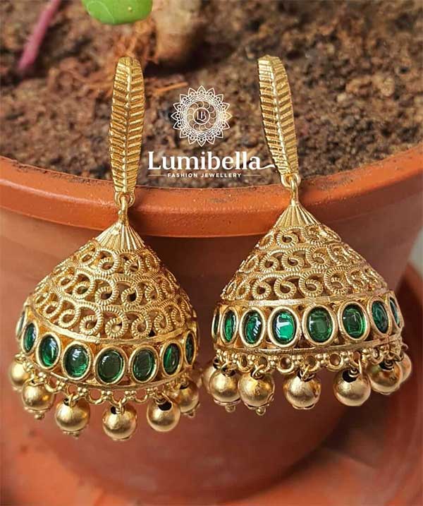 Gold Plating on brass and alloy base material.  Faux semi-precious stones and golden pearls are embellished. 

 Product description:

100% quality imitation and fashion jewellery.
 Ideal for wedding ceremonies, bridal wear, and special occasions.
 Suitable for kids, girls and women.
 Non-allergic jewellery. 
 Free shipping for orders above Rs.3000 in India. 
 Product shipped in 1 to 2 working days from Chennai.